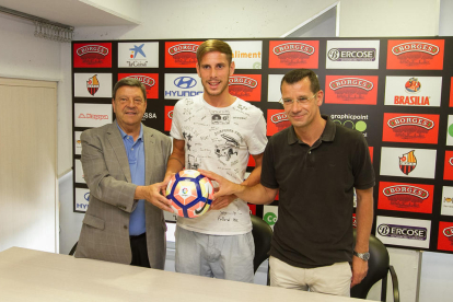 D'esquerra a dreta, Xavier Llastarri, David Querol i Sergi Parés, durant la presentació del futbolista.