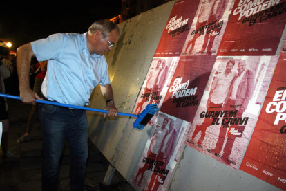 Plan|Plano americano del candidato d'En Comú Podem por Tarragona, Fèlix Alonso, enganchando carteles a la Rambla Nueva el 10 de junio del 2016