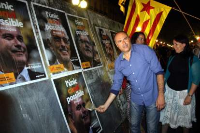 El cabeza de lista de ERC por Tarragona, Jordi Salvador, en una de las carteleras de la Rambla Nova.