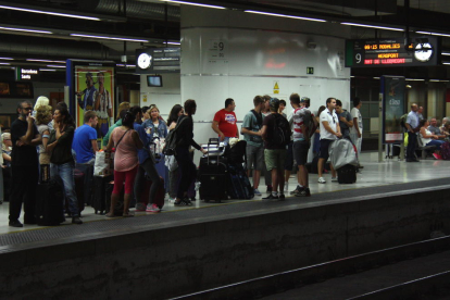 Usuarios esperando el tren en el andén de la estación de Sants