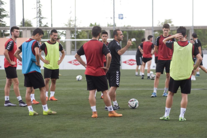 Martín Posse, en el centro de la imagen, dando instrucciones a sus jugadores.