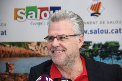Primer plano del alcalde de Salou, Pere Granados, sonriendo durante una rueda de prensa al Ayuntamiento del municipio el 29 de marzo de 2016.