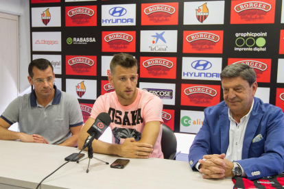 De izquierda a derecha, el director deportivo, Sergi Parés; el futbolista; y el presidente, Xavier Llastarri, durante la presentación.