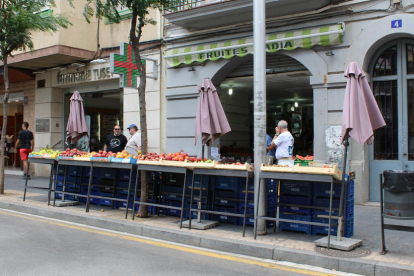 Els veïns del centre denuncien l'ocupació a la via pública de les fruiteries