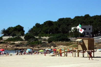 Una de les noves torres d'intervenció immediata de la Creu Roja a la platja de l'Arrabassada de Tarragona.