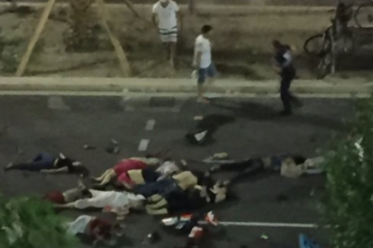 Imagen de cuerpos de personas que han sido embestidas por el camión.