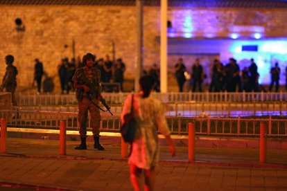 Soldados turcos guardia en la plaza de Taksim en Estambul, Turquía.