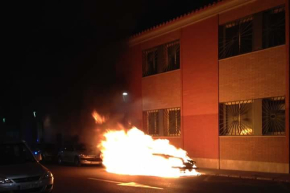 Un cotxe s'incendia a Torreforta