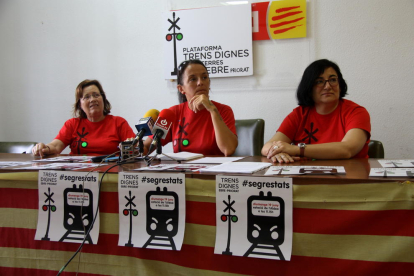 Portaveus de la Plataforma Trens Dignes Terres de l'Ebre-Priorat, amb Montse Castellà, al centre, en la presentació de la protesta de diumenge a l'Aldea. Imatge del 15 de juny de 2016