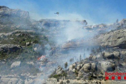 L'incendi de Margalef continua actiu i obliga a tallar dues carreteres locals