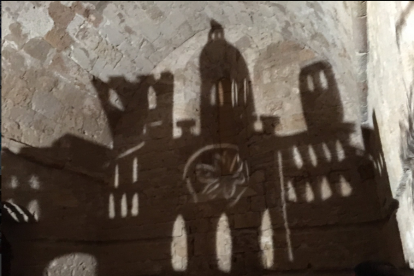 Les parets de Santes Creus es tenyeixen amb ombres teatrals