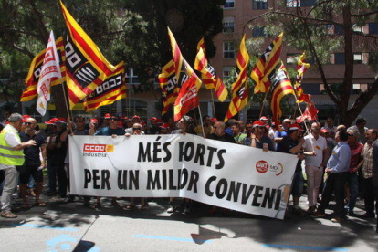 Pla obert de la concentració conjunta de delegats del sector del metall a Tarragona, davant la seu de la patronal APEMTA.