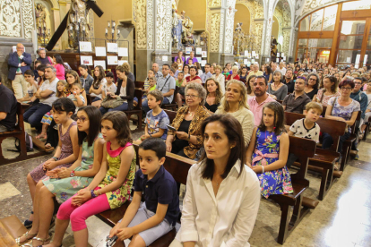 Nens i famílies a l'església de Sant Agustí.