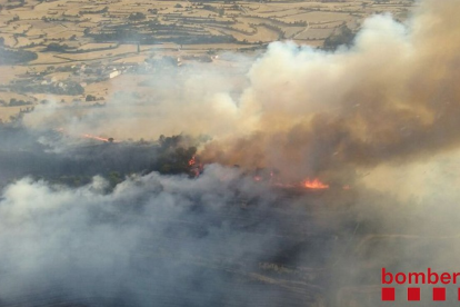 Un incendi agrícola i forestal crema a Rocallaura