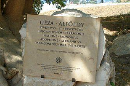 Una placa en honor a Géza Alföldy tapa un escrito de los Derechos Humanos