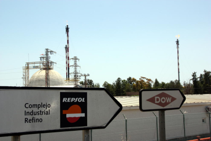 Carteles de Dow i Repsol en el Complejo Industrial Refino de Tarragona.