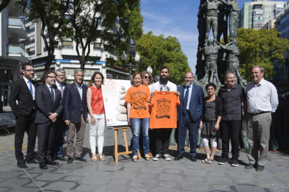 La presentació del cartell i de la samarreta ha tingut lloc a la Rambla Nova, davant de l'estàtua dels Castellers.