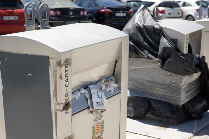 Las islas de contenedores precintados acumulan basura desde hace meses