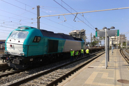 Imatge de la màquina de mercaderies que ha descarrilat a l'estació de Tarragona.