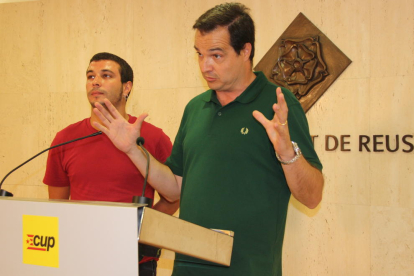 Els regidors de la CUP de Reus, Èdgar Fernández i Xavier Angelergues, en roda de premsa a la sala de premsa de l'Ajuntament de Reus, el 27 de juliol de 2016