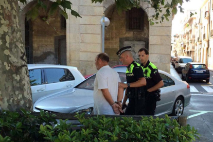 Una discussió entre tres homes acaba amb un ferit i un detingut a la plaça dels Carros