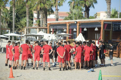 Sessió preparatòria de pretemporada de la plantilla del primer equip del Nàstic a la platja de l'Arrabassada de Tarragona.