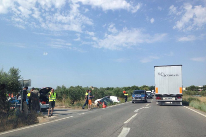Dos vehículos salen de la vía a la carretera entre Reus y Cambrils