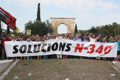 Els alcaldes del Pacte de Berà i de les Terres de l'Ebre “s'encadenen” a l'N-340 per reclamar la gratuïtat de l'AP-7