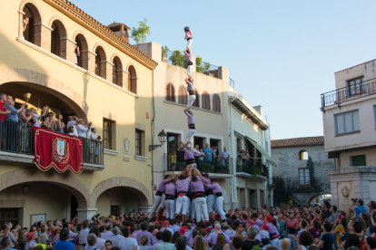 Pilar de 7 folrat de la Colla Jove de Tarragona a la diada de festa major de Vilallonga del Camp.