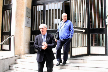 Pla obert de l'alcalde de Vila-seca, Josep Poblet, sortint de declarar dels jutjats de Tarragona acompanyat del regidor Xavier Farriol. Imatge del 15 d'abril del 2016