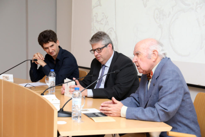 Serramià, Agràs y Jujol, durante la presentación de los anillos en la Casa de Cultura.