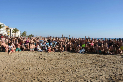 La playa del Barrio Marítimo ha acogido a un centenar de participantes.