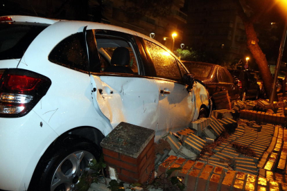 Pla tancat dels danys en un vehicle per la caiguda d'un mur al carrer Murillo de Salou com a conseqüència de les fortes pluges la nit del 31 d'agost del 2017
