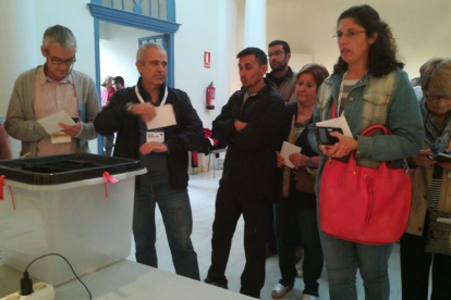 Gent votant a la Biblioteca Popular de Valls.