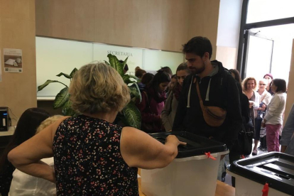 Gente votando en la EOI de Tarragona.