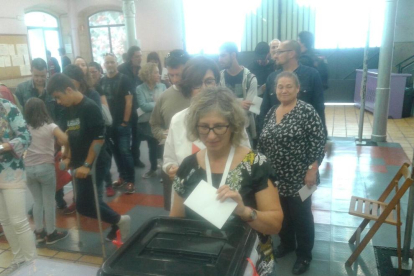 La primera votante en el local de la Jove de Tarragona.