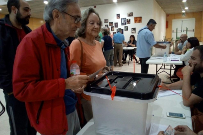 Persones votant a l'Institut Martí i Franquès.