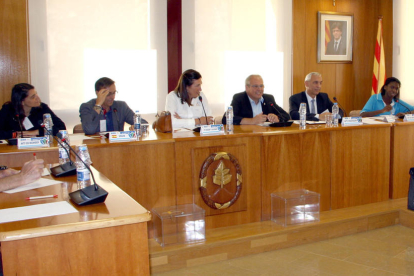 L'alcalde, Fèlix Alonso, donant la benvinguda als membres del comité.