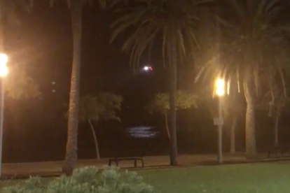 Un helicóptero sobrevolando la zona de la playa de Cambrils