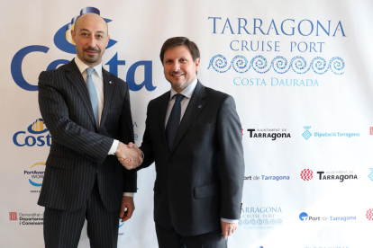 El director general de Costa Cruceros a Espanya i Portugal, Raffaele D'Ambrosio, i el president del Port de Tarragona, Josep Andreu, en una encaixada de mans durant la roda de premsa d'aquest dimecres.