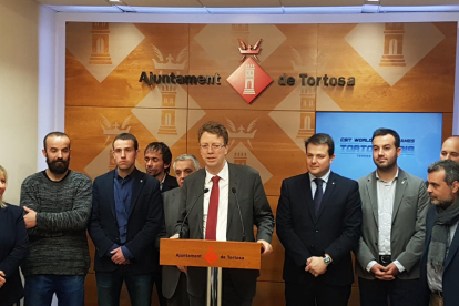 L'alcalde de Tortosa, Ferran Bel, al centre de la imatge, presentant la candidatura al certamen esportiu.