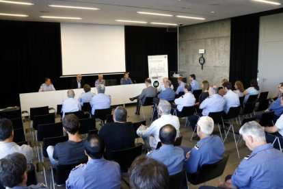 Plano general del acto de presentación del nuevo jefe de la Región de Emergencias de Tarragona, Albert Ventosa, a los mandos de Bombers, al edificio 112 de Reus.