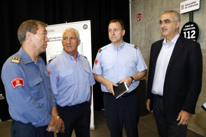 Plano abierto del nuevo jefe de la Región de Emergencias de Tarragona, Albert Ventosa (segundo por la derecha), al lado del jefe saliente, Bienvenido Aguado; del subjefe de Bombers, Albert Vilanova, y de Juli Gendrau.