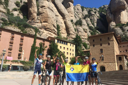 Set ciclistes amateur fan la ruta Vila-seca-Montserrat