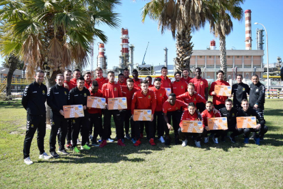 Los futbolistas y el equipo técnico en el exterior del complejo industrial.