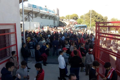 Gran cantidad de aficionados en la entrada del Nou Estadi.