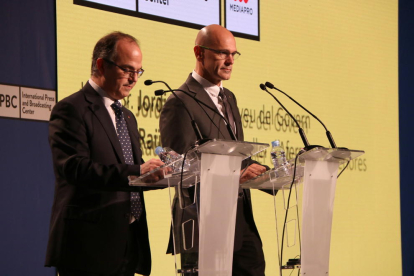 Los consellers Raül Romeva y Jordi Turull en rueda de prensa en el Centro Internacional de Prensa, el 1 de octubre de 2017.
