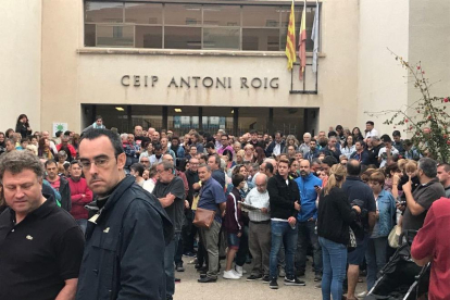 Concentració de persones davant el CEIP Antoni Roig de Torredembarra.
