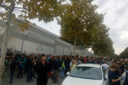 Concentración de personas delante de la Escola Tarragona.