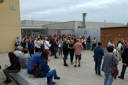 Concentración de personas en el Instituto Sant Pere i Sant Pau de Tarragona.